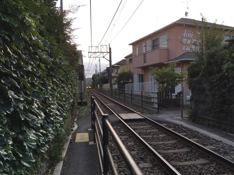 電車が迫ってくる様子