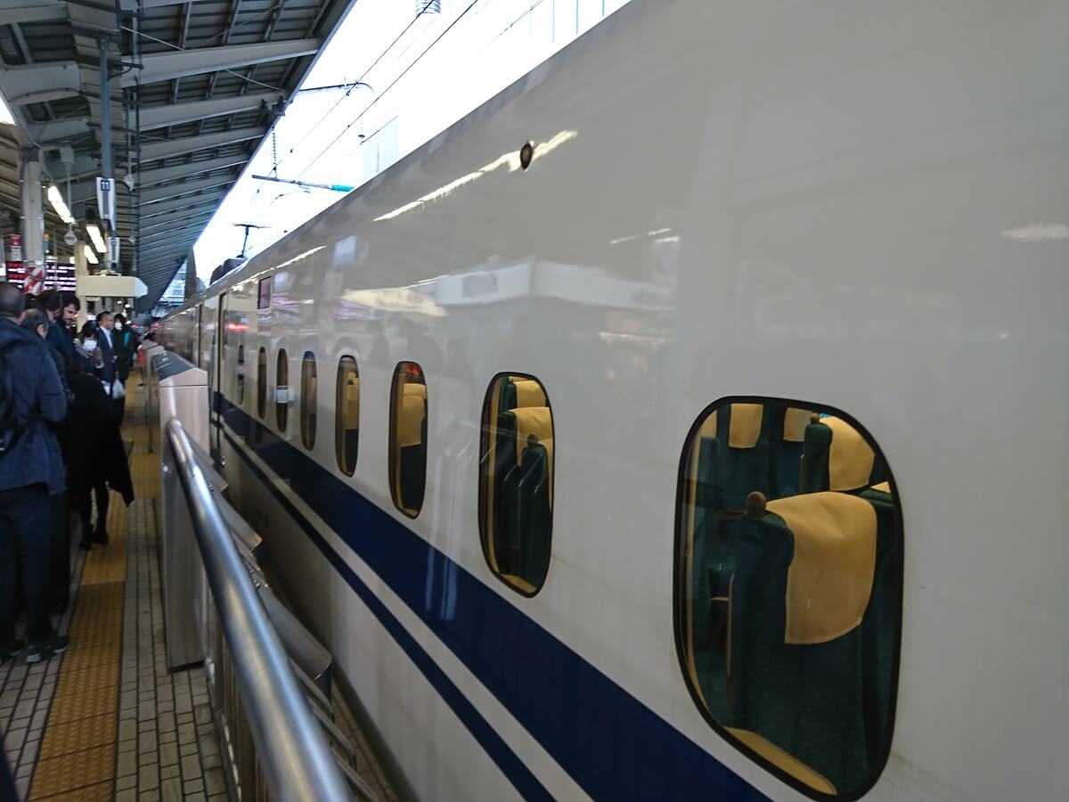 ホームに止まる新幹線